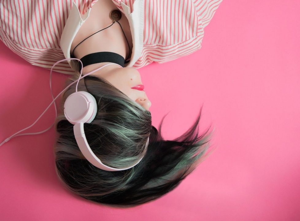 Escuchar música